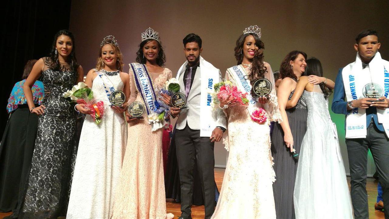 La Miss Mauritius 2017, troisième à partir de la gauche, à côté de Mr World Mauritius, Alexandre Curpanen.
