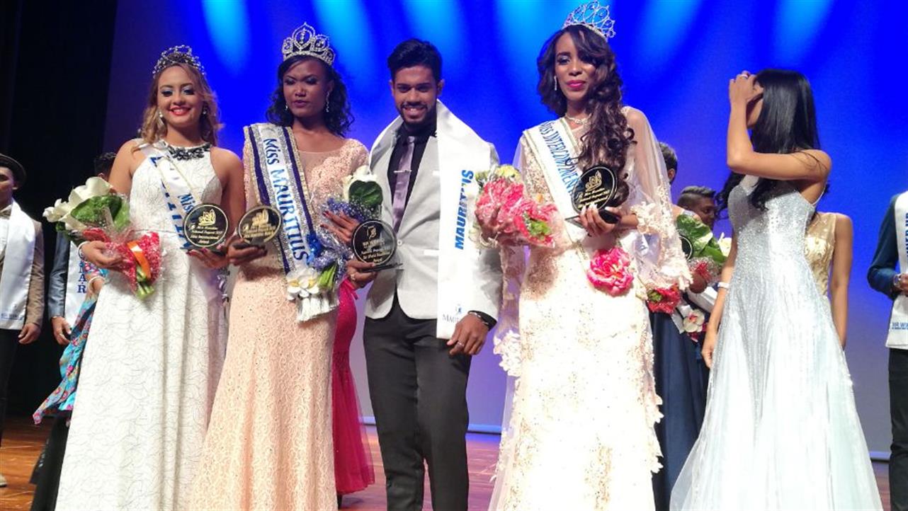 Alexandre Curpanen entouré de la Miss Mauritius 2017 et de ses deux dauphines.