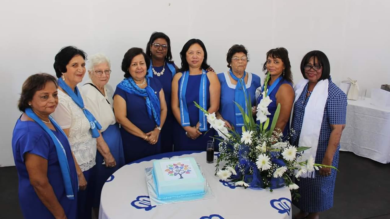 Kamla Ernest accompagnée des membres de l'Union des mères pour le 95e anniversaire.