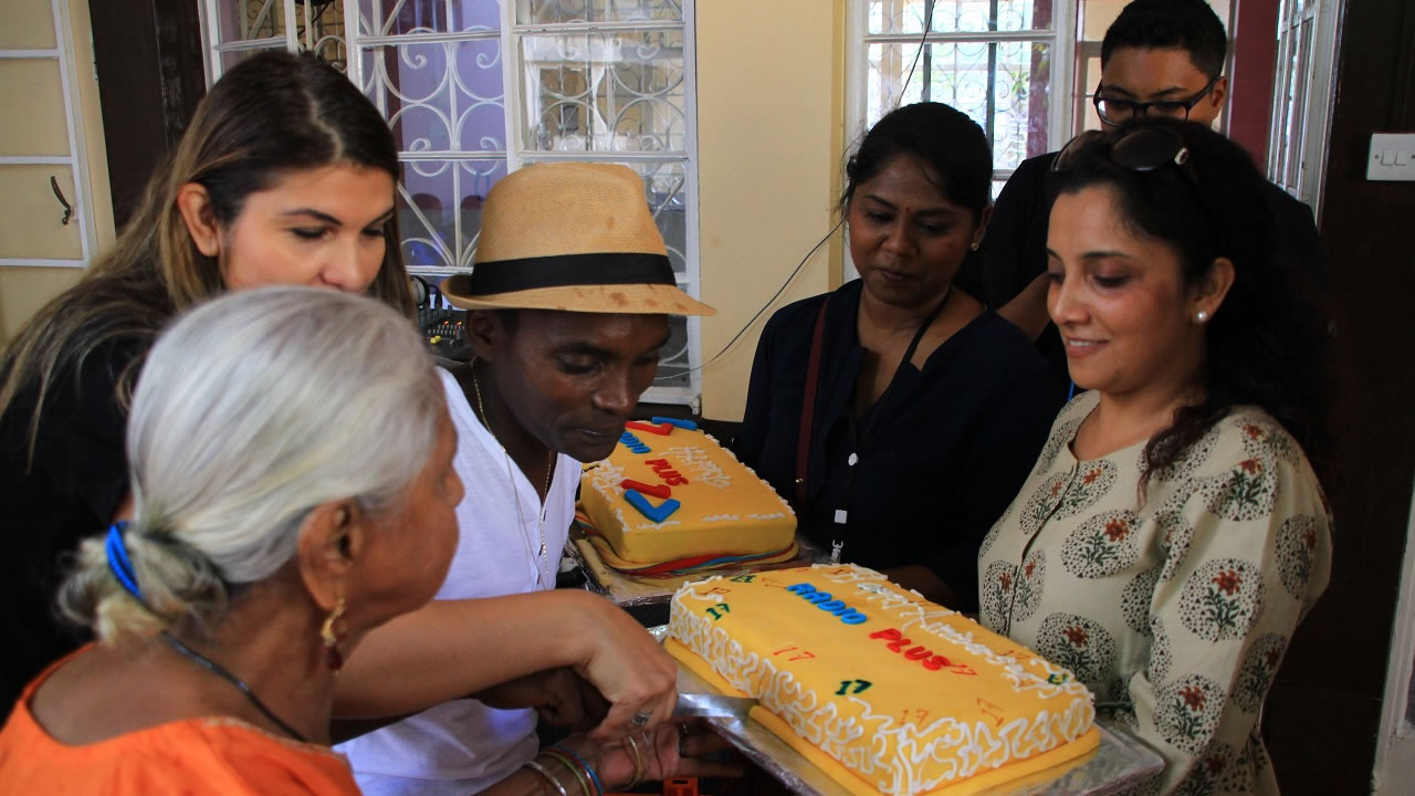 Une résidente du Gayasingh Ashram a également célébré son anniversaire le samedi 13 avril. Elle a eu droit à un gâteau.