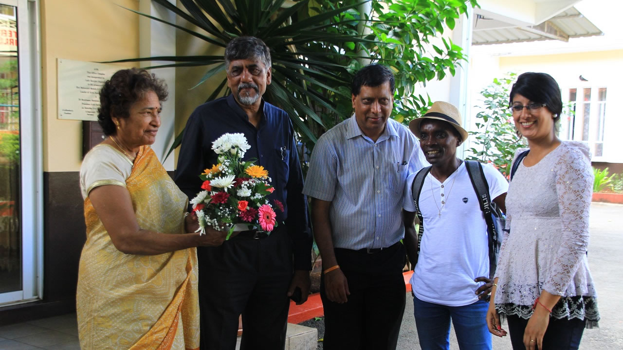 Les représentants du Gayasingh Ashram, dont la directrice et le Chairman, ont remis un bouquet de fleurs à Radio Plus, représentée par Caroline et Ton Simon. 