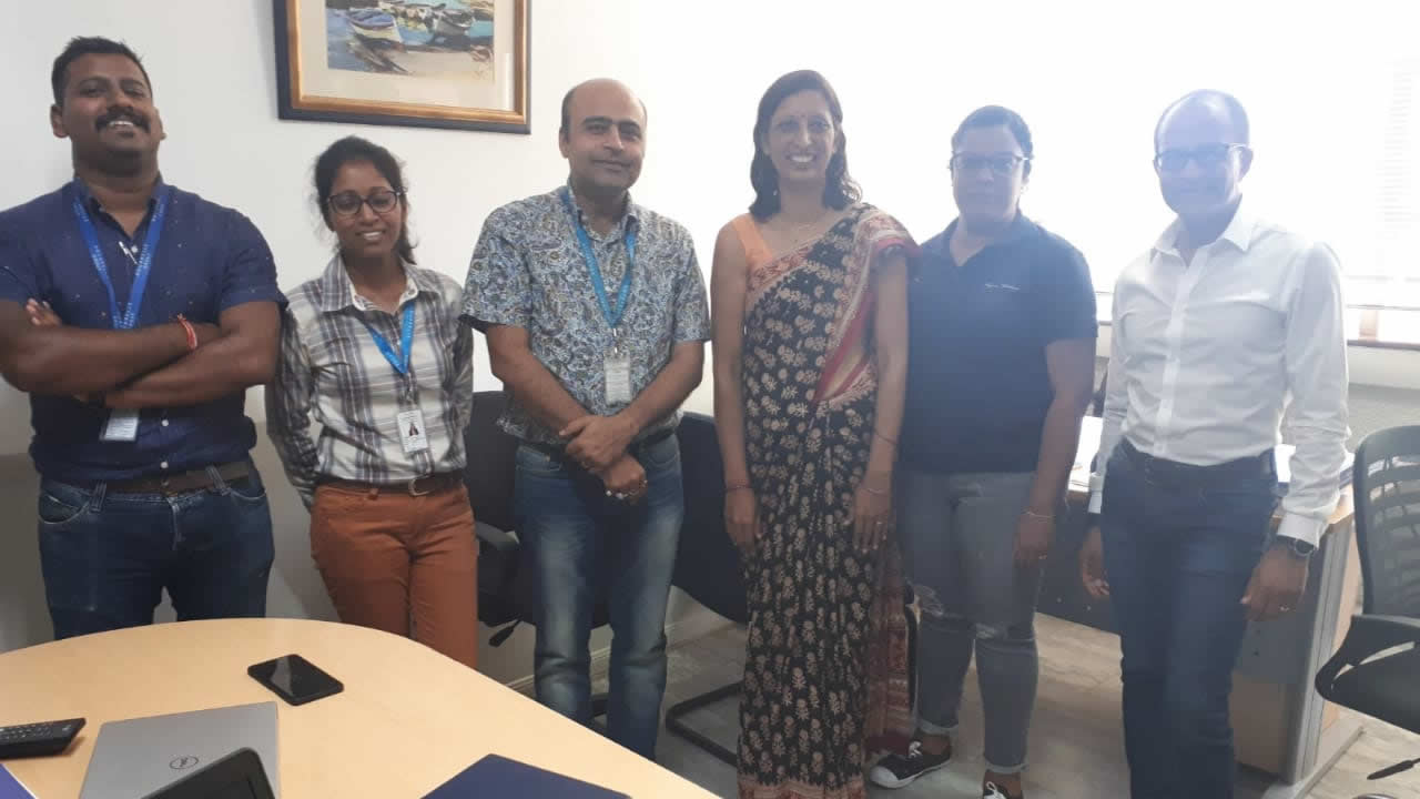 Vanisha Savan à g. Abhishek Kapoor, Factory Manager de Laguna Clothing, et Vashni Purusram ont mené à bien le projet