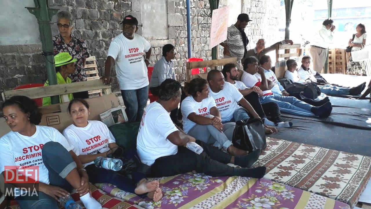 Des clients du SCBG entament une grève de la faim au jardin de la Compagnie à Port-Louis depuis le lundi 8 mai pour protester contre le non remboursement de leur argent placé dans ce plan d'investissement du défunt groupe BAI Des clients du SCBG