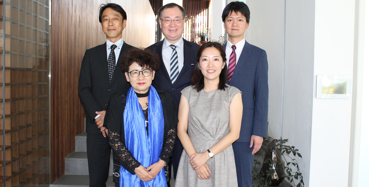 Oshiété! Nippon guest speakers with His Excellency Yoshiharu Kato, Ambassador of Japan (From left to right) – Dr Ken Masuda (University of Nagasaki), Dr Rie Koike (Tokoha University), Dr Kazuyo Ideue (University of Kyoto) and Dr Takeyuki Tokura (University of Keio).