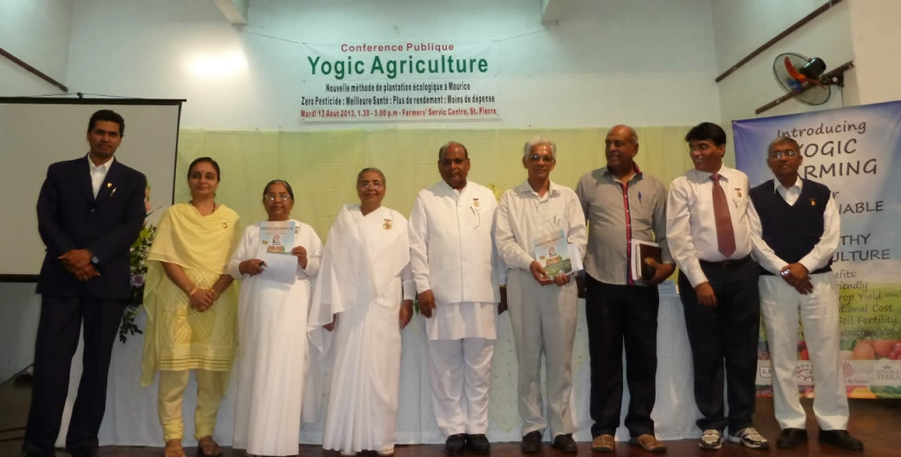 Yogic farming overseas guests with organisers.