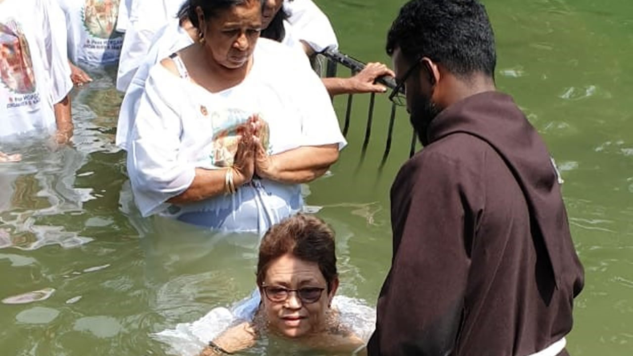 Le renouvellement du baptême  dans l’eau du Jourdain à Yardenit, l’extrême sud du lac du Jourdain.