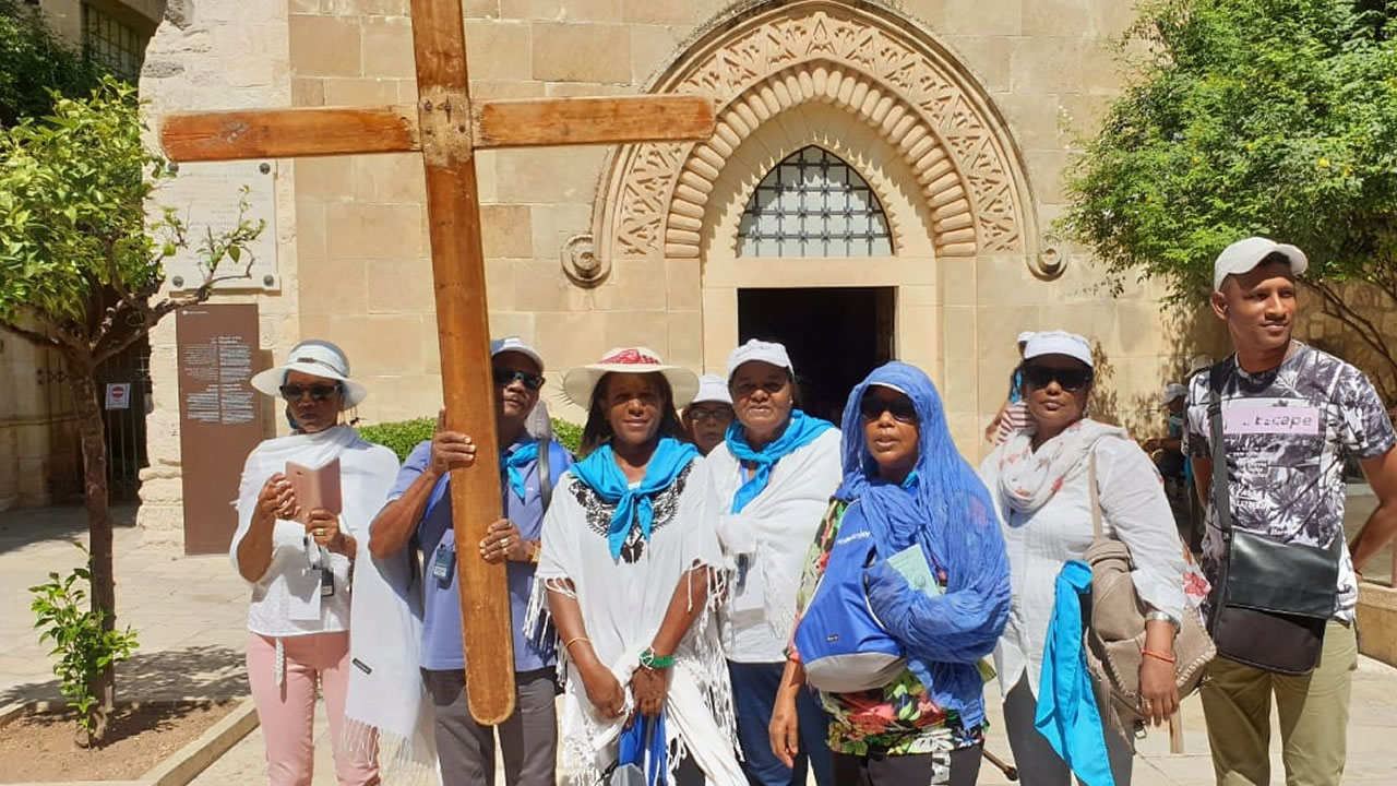 Les pèlerins se préparent pour le chemin de La Croix à Via Dolorosa.