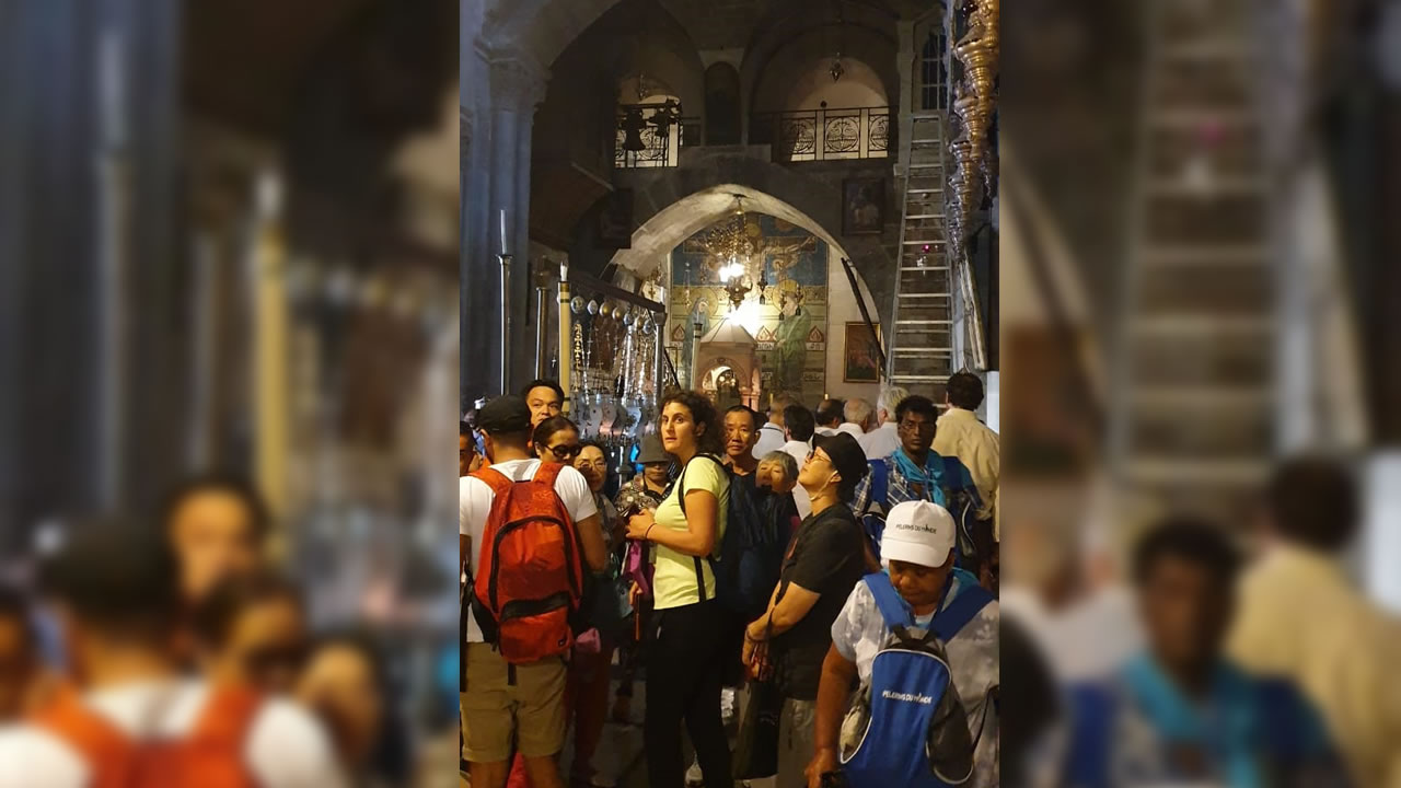 La longue file d’attente pour entrer dans le tombeau de Jésus.