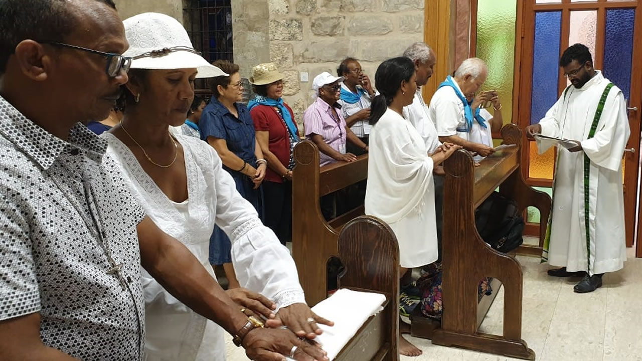 Les couples renouvelant leur engagement à Cana.