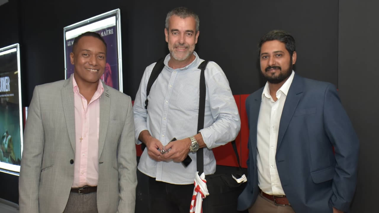 De g à dr : Jean-Luc Émile, Jean-Pierre Sauzier CEO de COJI et Roshan Choony posent pour une photo.