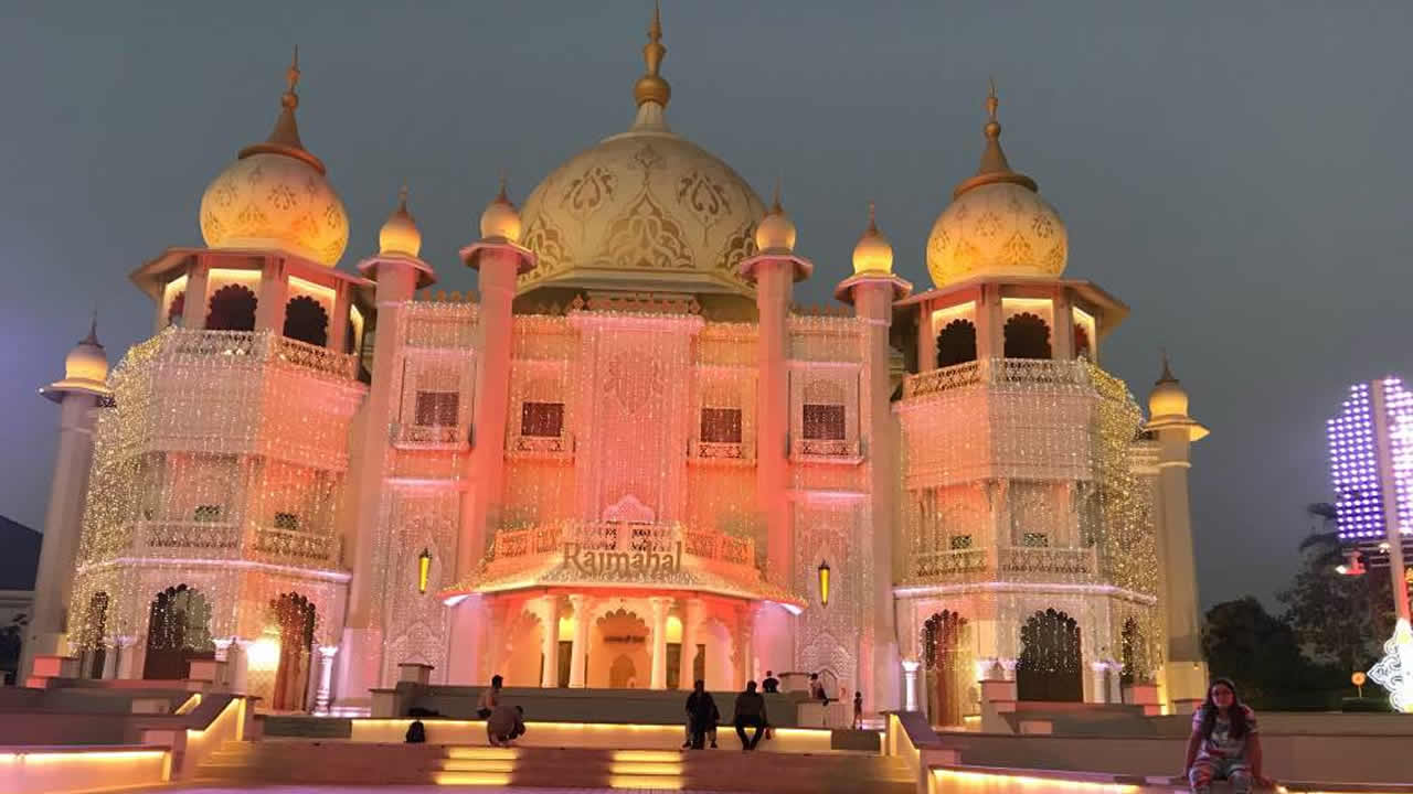 Ne manquez pas les représentations musicales bollywoodiennes qui se jouent au théâtre Rajmahal situé dans le Dubai Parks and Resorts.