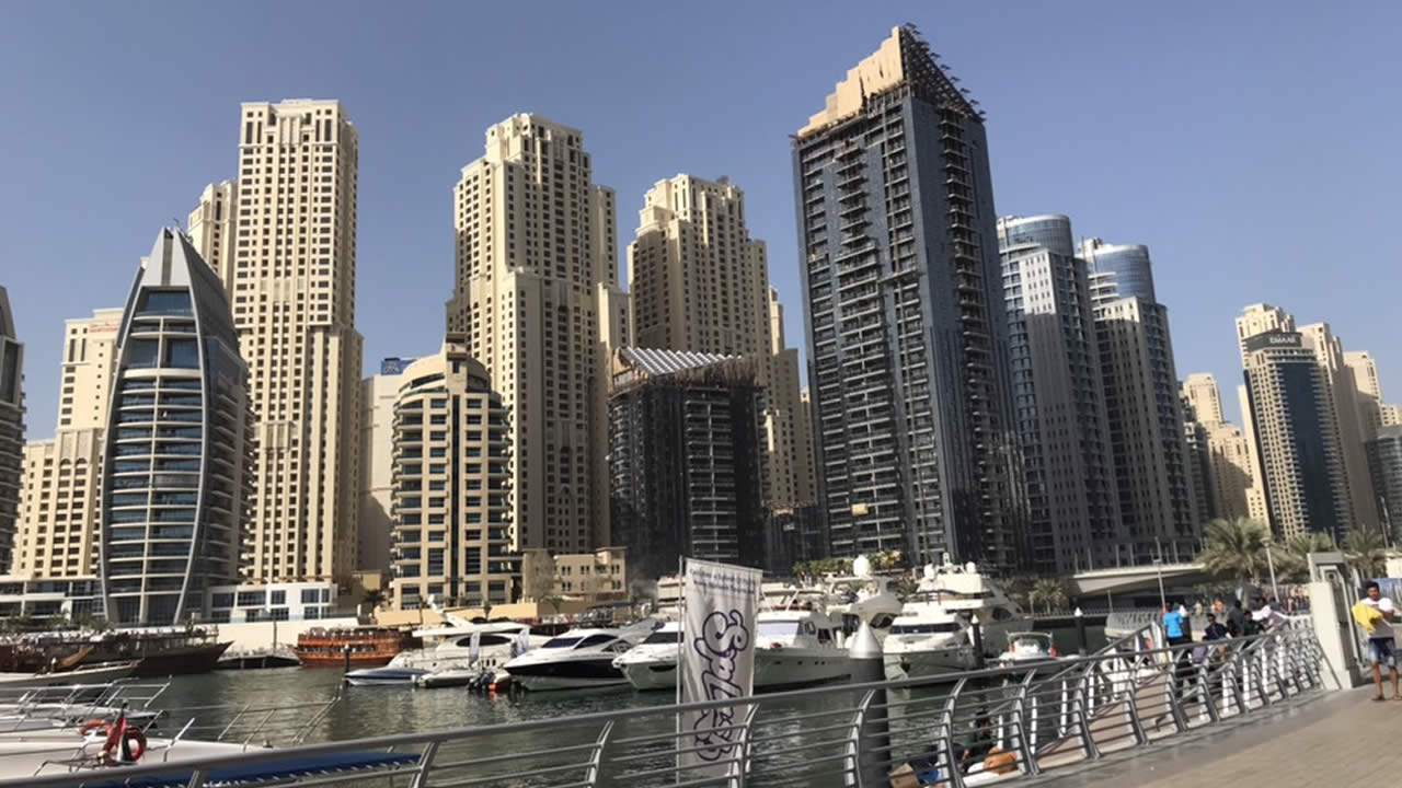 La marina de Dubaï, devenue un vrai centre de vie avec ses gratte-ciels. 