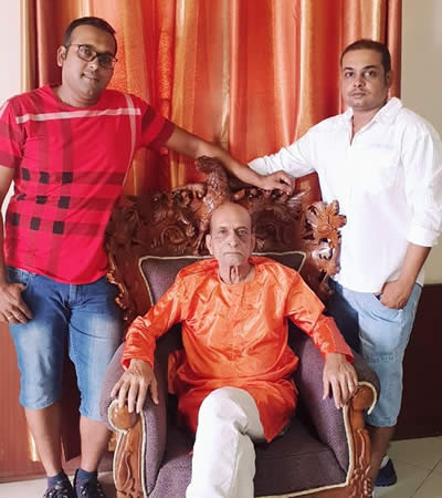 Ramesh Ramsahye Maraz with his two sons Ashutosh and Chandan.