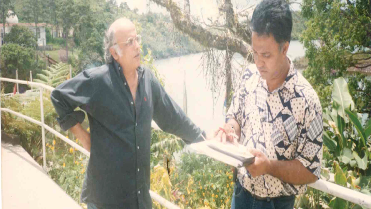 Reporter pour Filmstar Magazine, Anand Sobrun interview Shah Rukh Khan et Mahesh Bhatt, à Grand-Bassin lors du tournage de « Duplicate ».