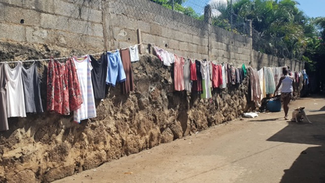 Le linge sèche dans la rue, car il n’y a pas de place dans les cours.