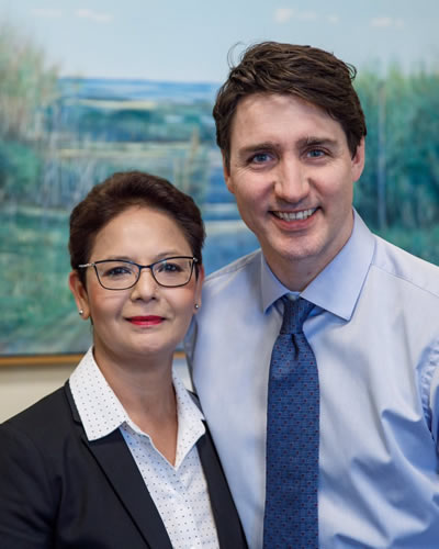 Elle est en compagnie du Premier ministre canadien.