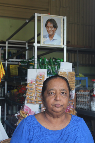On peut voir une photo du défunt, Shyam Krishna Ramgoolam, dans la boutique pour honorer sa mémoire.