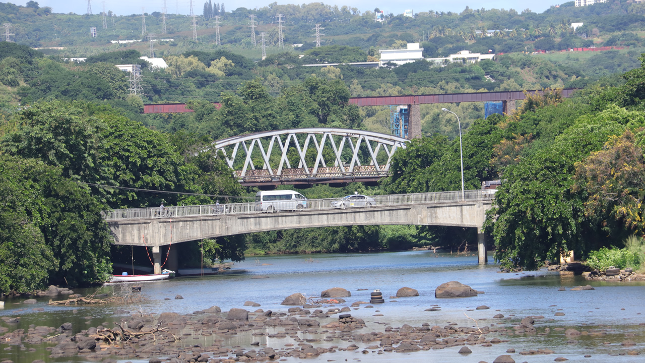 Les trois ponts historiques enjambant la Grande-Rivière-Nord-Ouest à proximit▲é du Donjon.