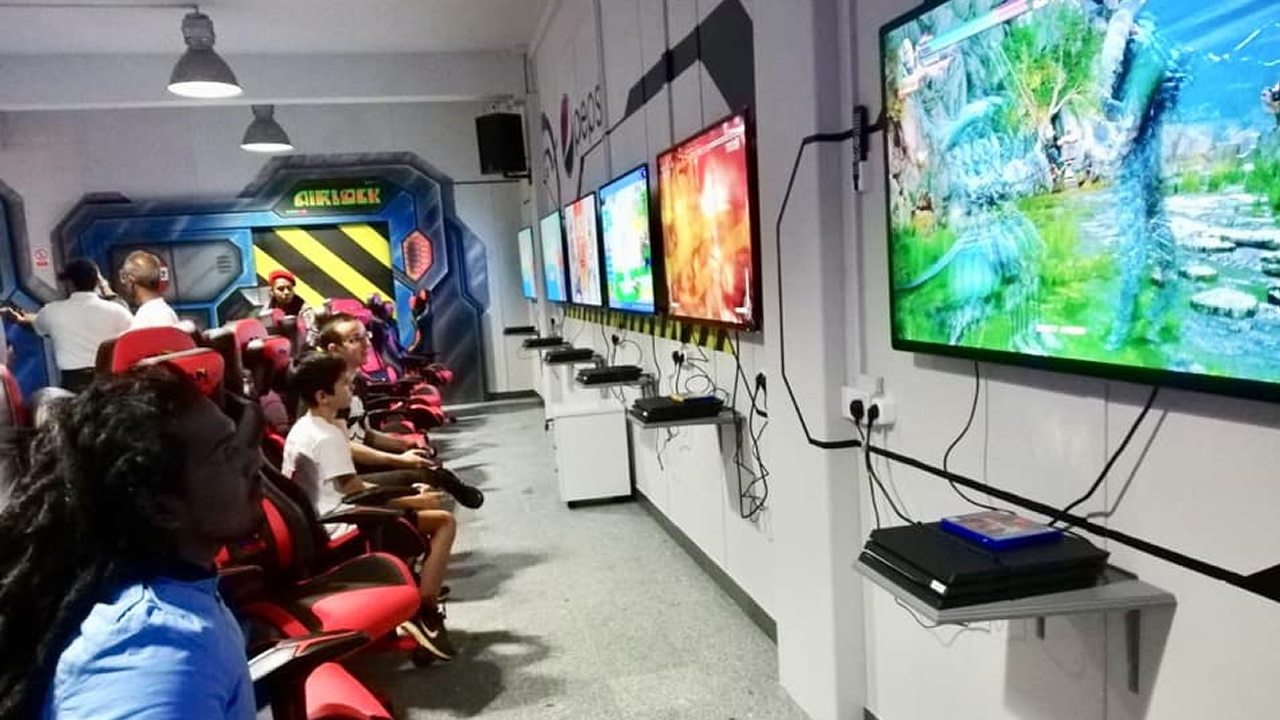 Un mur de sept PS4 pour les adeptes.