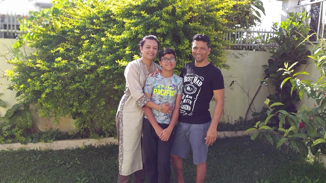 Rawi Rawa en compagnie de son épouse Anju et de leur  fils Aaron.