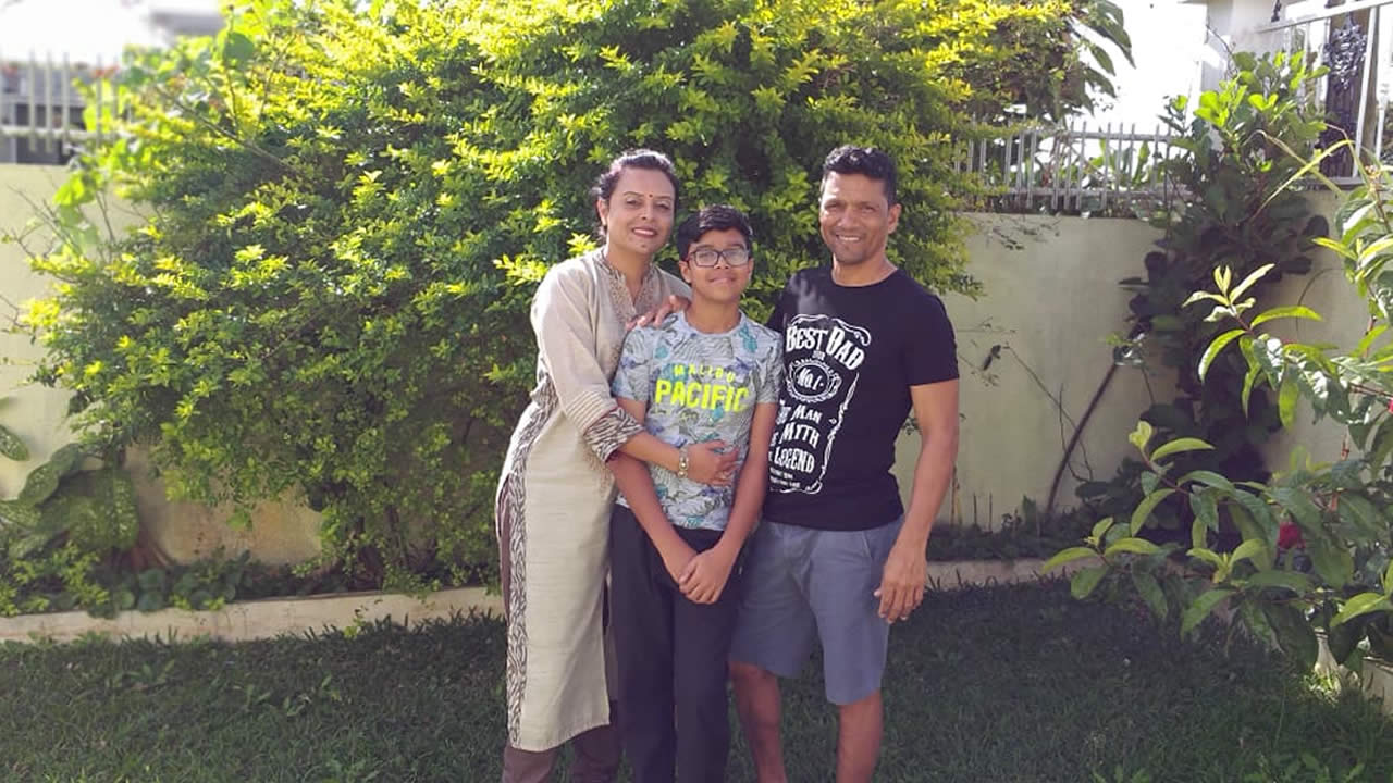 Rawi Rawa en compagnie de son épouse Anju et de leur fils Aaron.