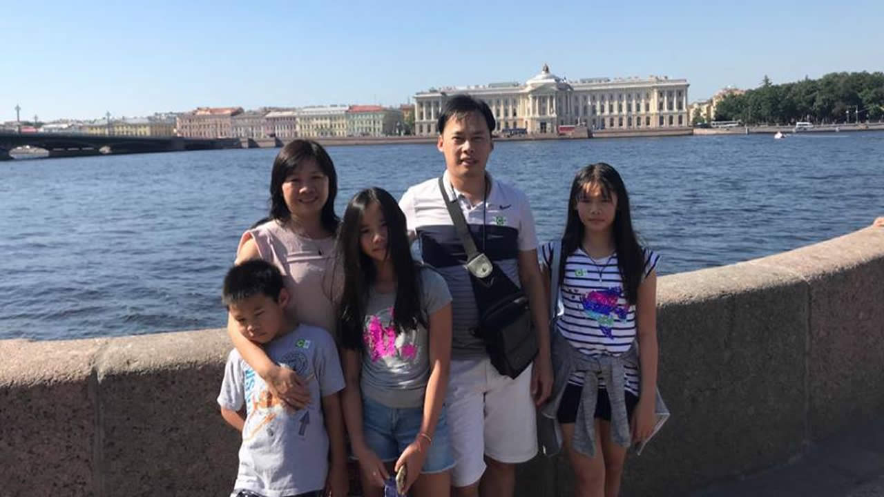 Jean Éric Wong Cheong en compagnie de son épouse, Corinne,  de leur benjamin, Joshua, et de leurs deux filles, Sherilyn et Caitlyn.