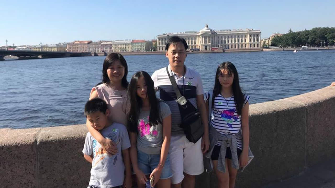 Jean Éric Wong Cheong en compagnie de son épouse, Corinne, de leur benjamin, Joshua, et de leurs deux filles, Sherilyn et Caitlyn.
