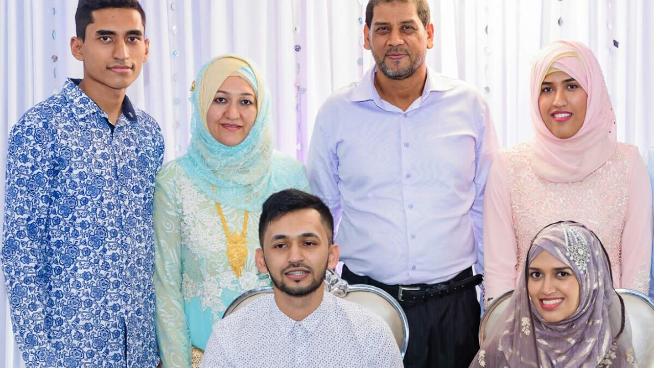 Les Elahee au complet. De g. à dr. (debout) Fahiz Elahee, Housna Elahee, Anwar Elahee et Zainad Elahee. Assis : Salman Elahee et l’aînée des enfants, Dr Suhaylah Elahee.