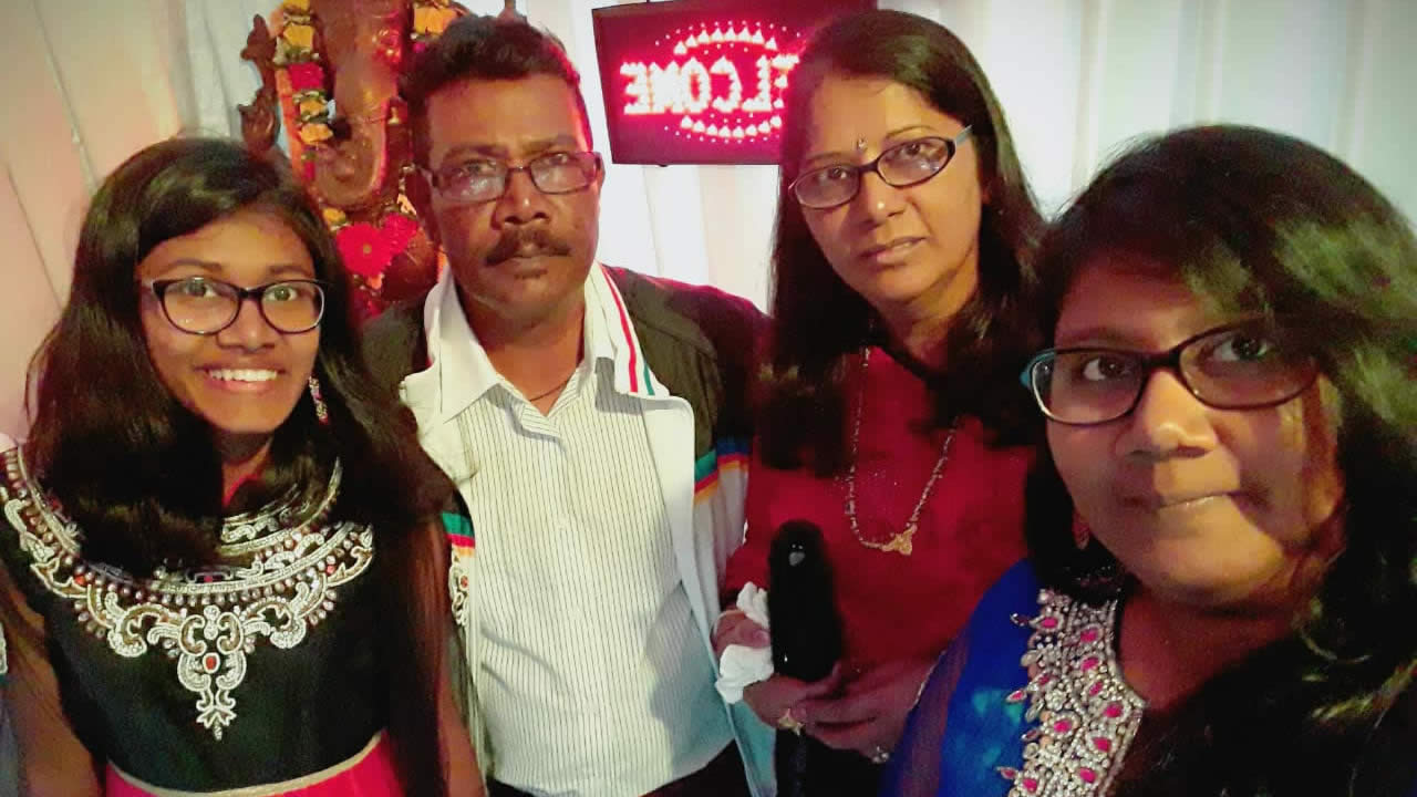 La famille Chand. De g. à dr. : Chayaka, Amar, le chef de famille, Indira et Kevisha.