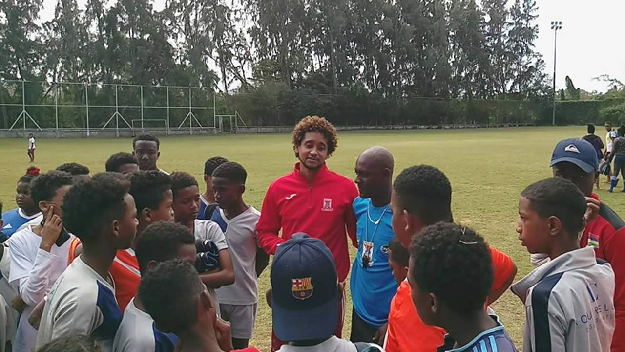 Jonathan Bru avec des jeunes footballeurs.