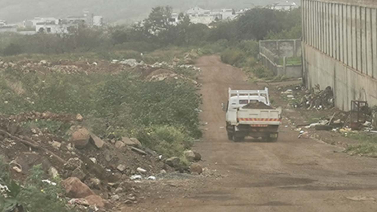 De nombreux camions viennent déverser des déchets en tous genres sur le terrain. Ce lieu était auparavant utilisé par la compagnie Larsen & Toubro pour y placer de grosses pierres.