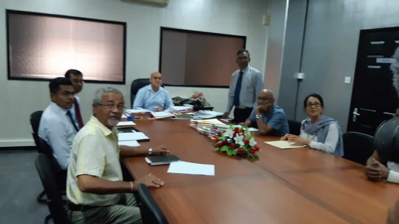 Atma Shanto (à dr.) lors de la réunion au ministère du Travail. Au centre de la photo, au fond, le ministre Soodesh Callichurn.
