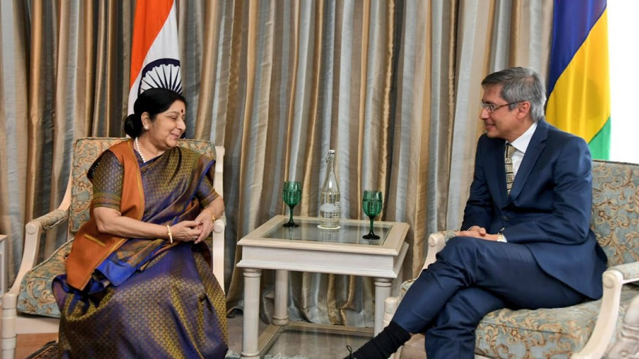 La ministre indienne rencontrant  le leader de l’opposition.