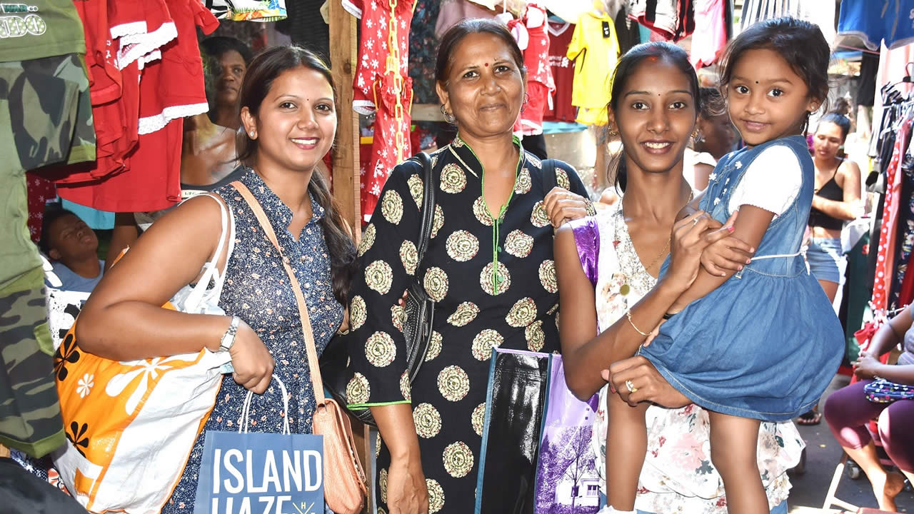 De gauche à droite : Henna Maunick, accompagnée de sa maman, Rajwantee Dookhee, et des proches à la foire de la gare Victoria. 