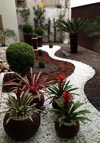 Serre de Palma proposera des plantes et des galets pour embellir votre jardin.