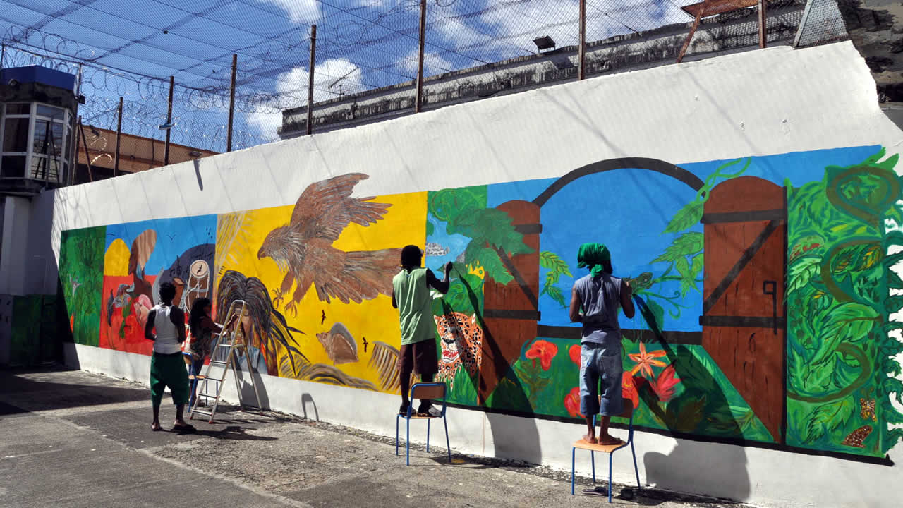 Fresque réalisée par des détenus dans une prison française.