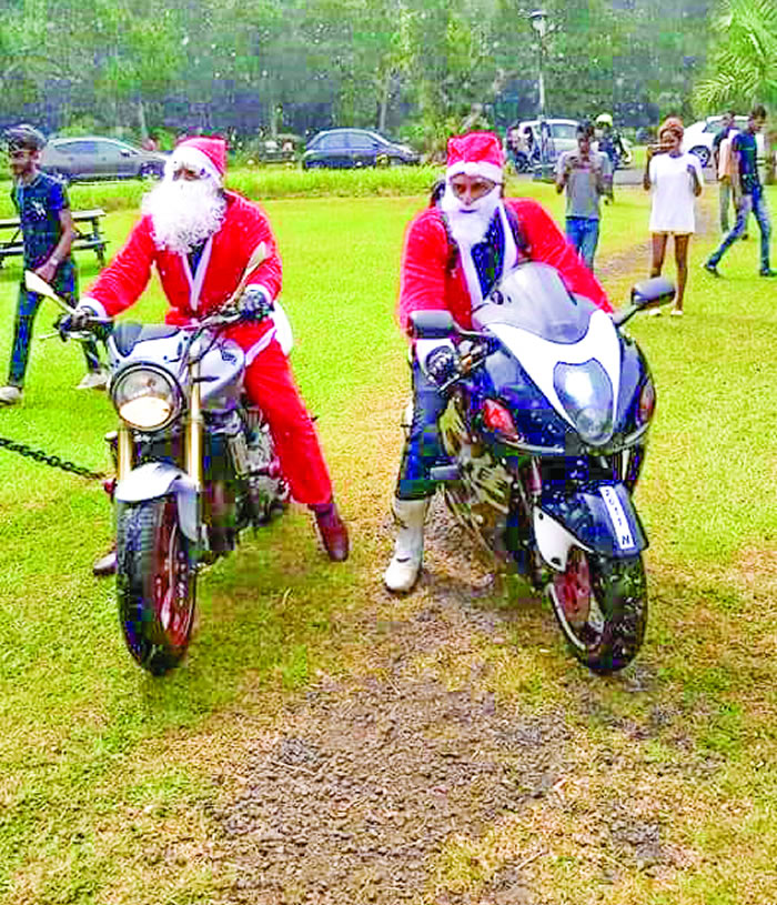 Le moment tant attendu, l’arrivée du Père Noël ...  à moto.