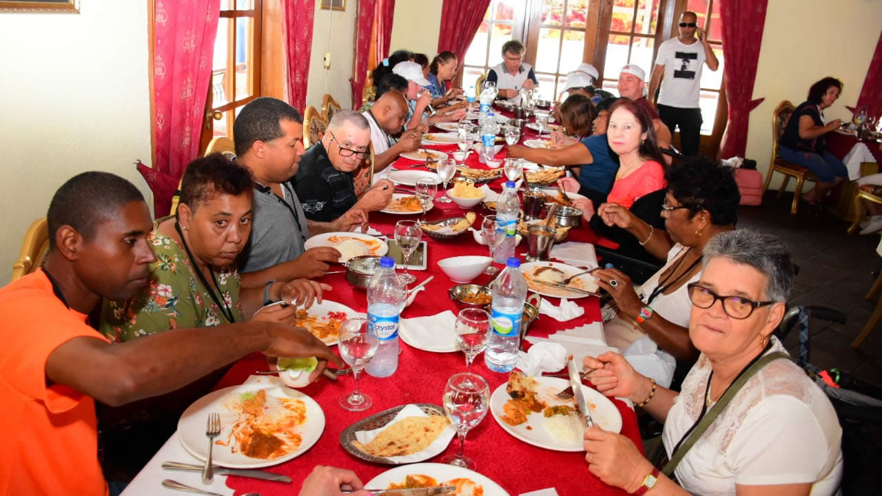 Des aménagements ont été faits au restaurant Namasté, afin qu’ils puissent déjeuner à la même table.