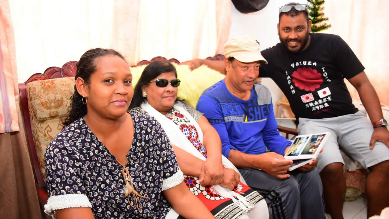 Reshad et Fareeda entourés de leur fils Alam et de sa future femme Joanne.