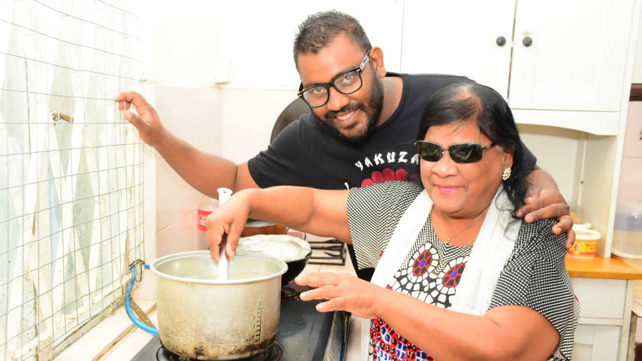 Fareeda partage sa passion pour la cuisine avec son aîné Alam.