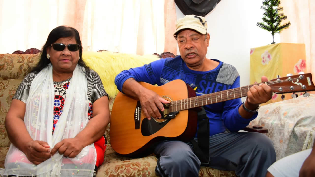 Reshad, malvoyant, joue à la guitare et au clavier.