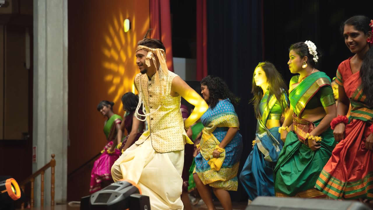 La prestation d’ouverture des élèves sur une danse traditionelle originaire du Bengale, accompagnée de Prakash Neerunjun.