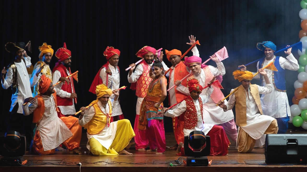 Vandana Ramasawmy règne en maître, accompagnée de ses élèves sur une danse authentique du Punjab.