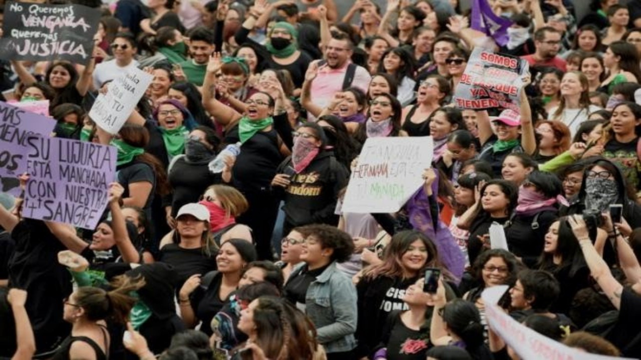 Des femmes manifestent le 16 août 2019 au Mexique après le viol de deux jeunes femmes par des policiers à Mexico début août