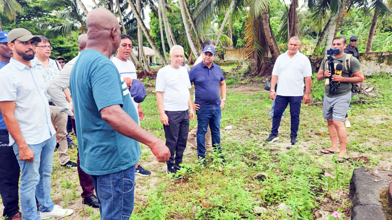 Vendredi matin, Pravind Jugnauth a rencontré des habitants de l’île du Sud, qui se chiffrent à 75.