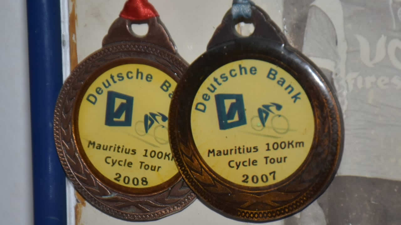Les médailles remportés par l'ancien coureur cycliste.
