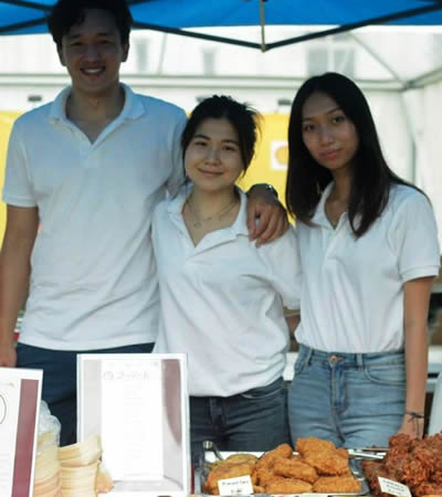 Isabelle Li Ho, directrice de Doubli Li, entourée de Ryan Li Fong, co-gérant et Maelyn Chan, directrice, propose des mochis à base de fruits exotiques.