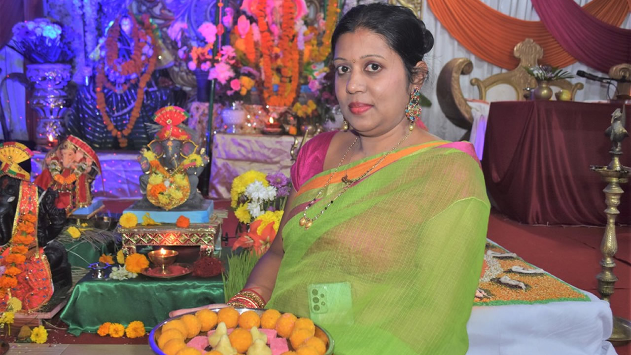 Asha Panchkowry, une habitante de Calebasses, offre des sucreries en guise d’offrandes au dieu Ganesh. 