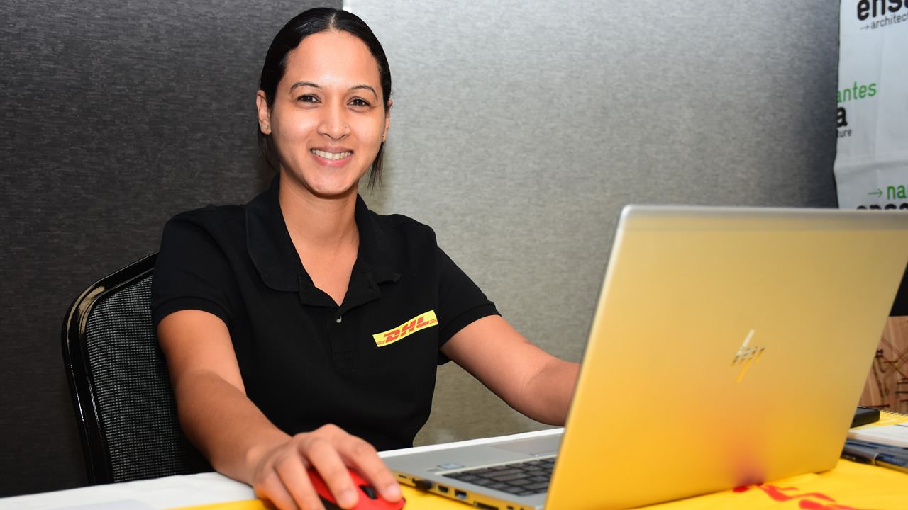 Astrid Montagne Longue, HR Business Partner chez DHL, propose aux visiteurs une carrière internationale.