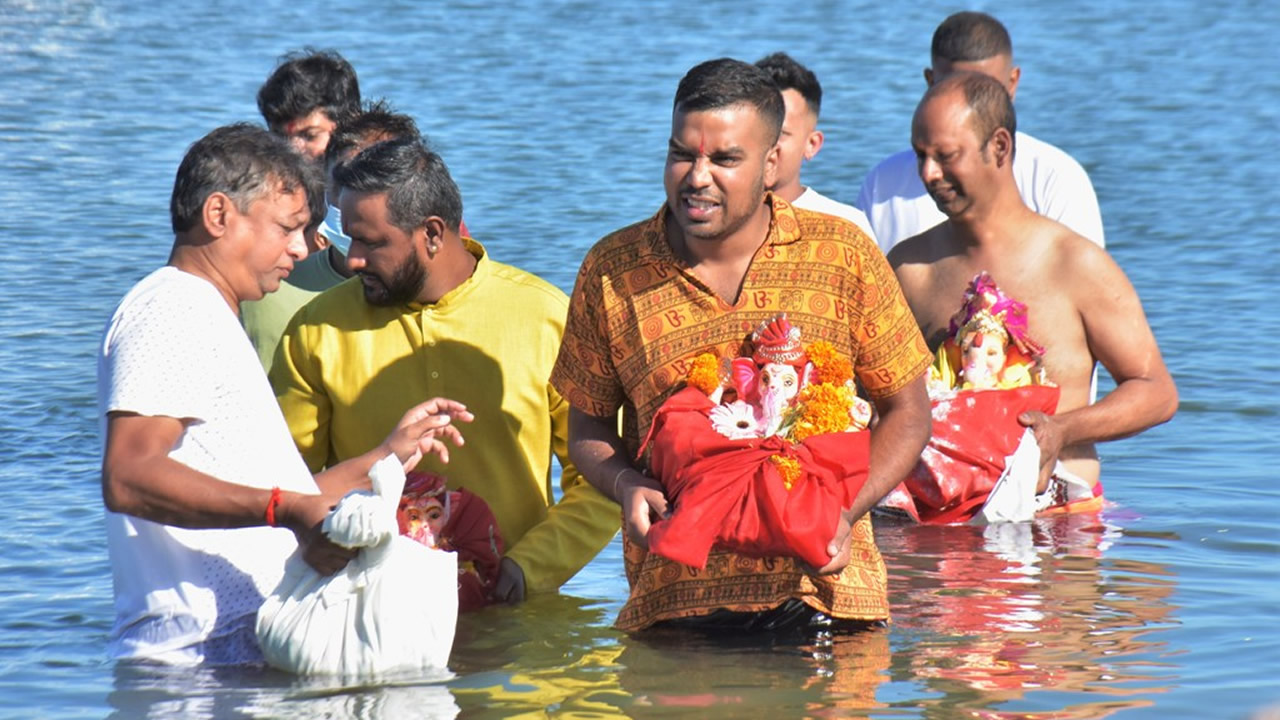 La Hindu Ekta de Tranquebar immergeant la statuette d’argile de Ganesh dans la mer le jour de la célébration à Bain-des-Dames. 
